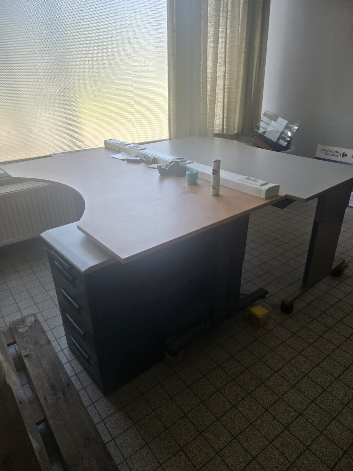 Encore de beaux bureaux, Enlèvement