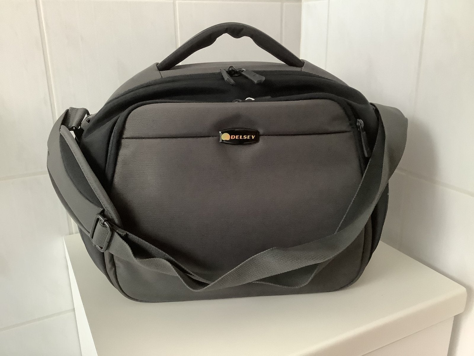 Reistas als handbagage. Lange verstelbare draagriem. DELSEY., Handtassen en Accessoires, Ophalen of Verzenden, Grijs