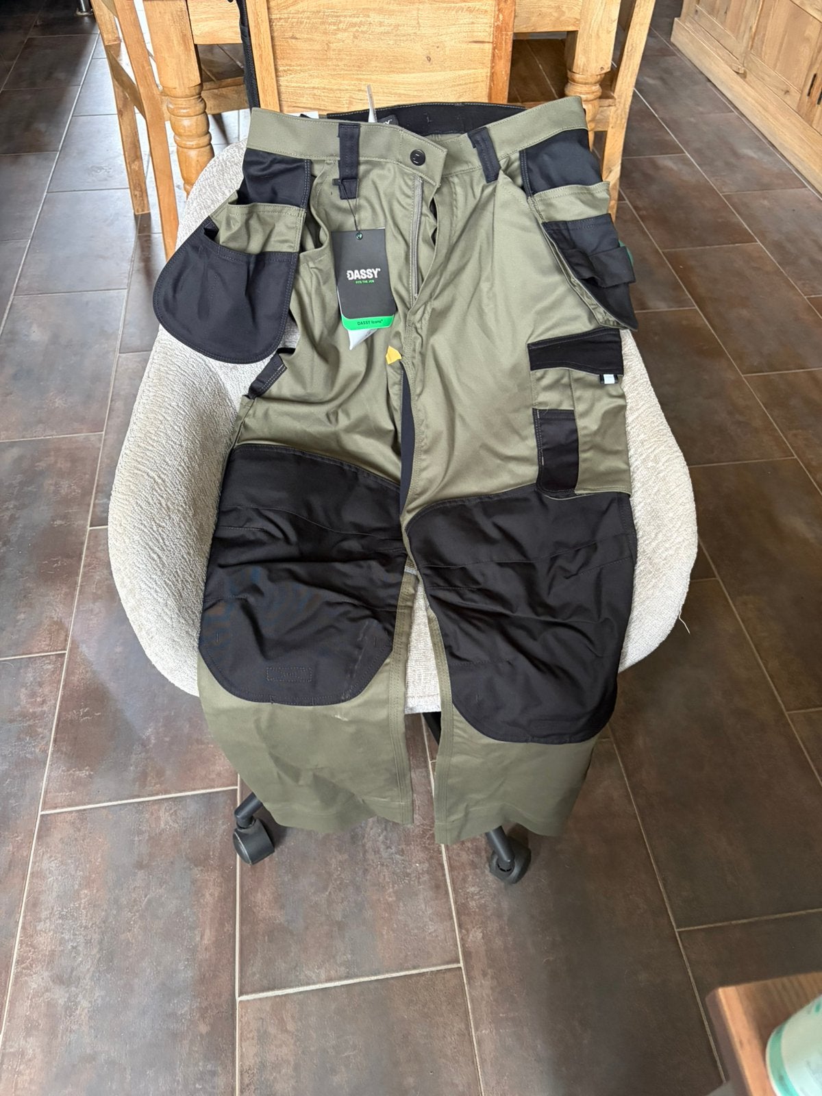 Pantalon dassy neuf flex vend pas assez large, Enlèvement, Comme neuf