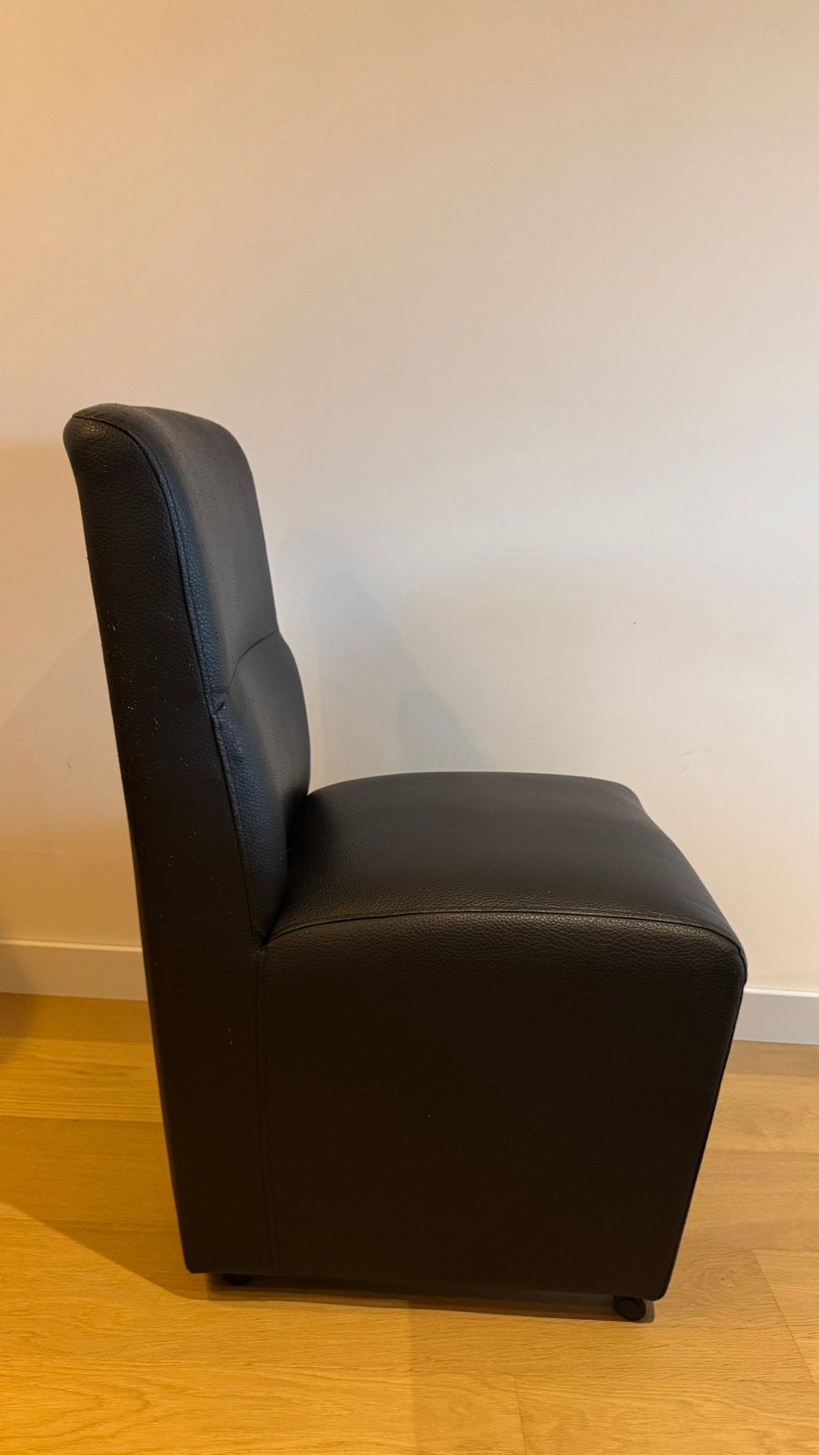 5 chaises de salle à manger noires sur roulettes, Cuir, Enlèvement, Noir, Cinq, Six Chaises ou plus