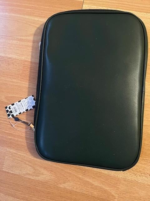 Nieuwe groene laptophoes (merk Pieces), Computers en Software, Laptophoezen, Ophalen, Nieuw