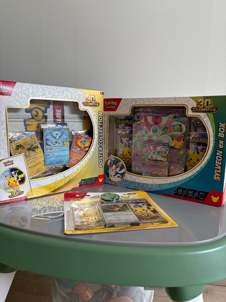 30th anniversary pokemon PC + Sylveon EX + 2-pack Blister, Ophalen, Nieuw, Meerdere kaarten