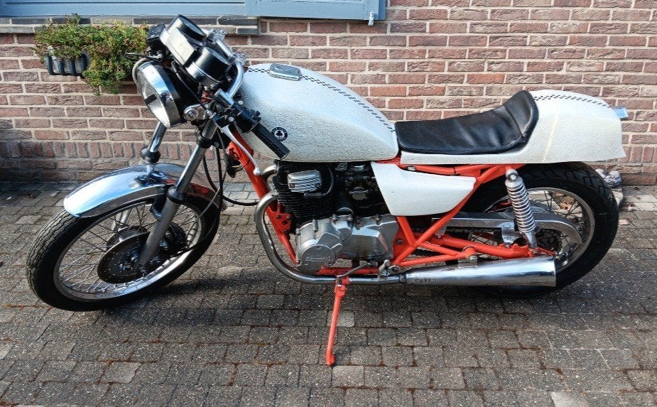 Kawasaki caferacer, Motos
