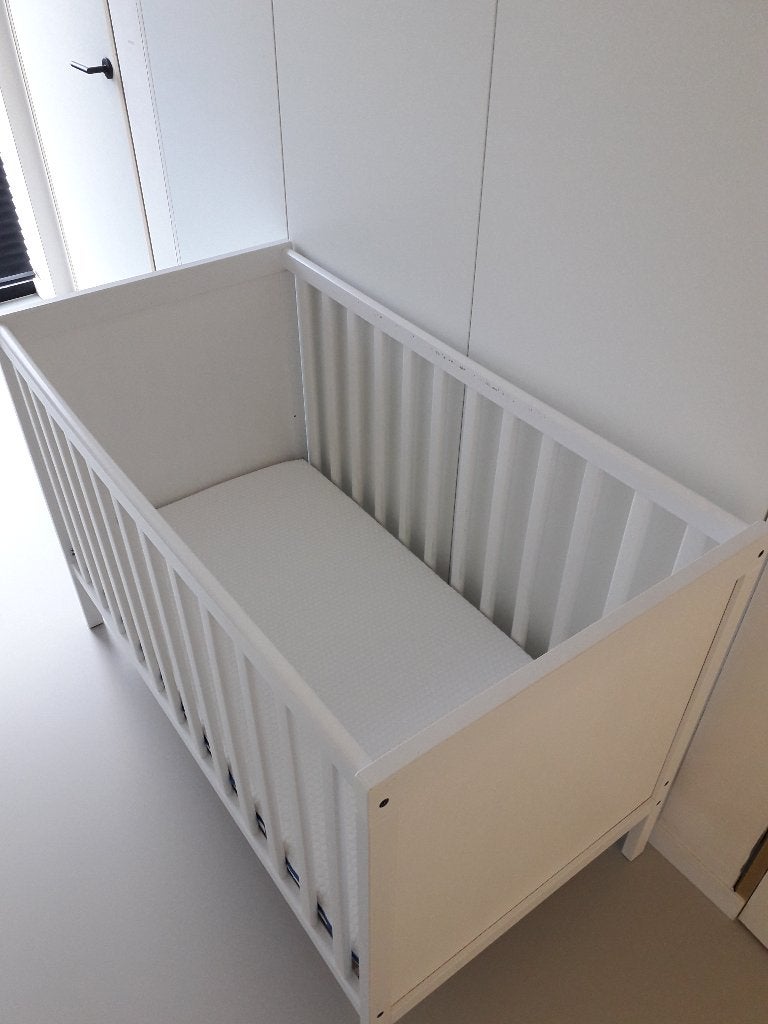 Babybedje Ikea + Aerosleep matras + 2 Aerosleep overtrekken, Ophalen, Gebruikt