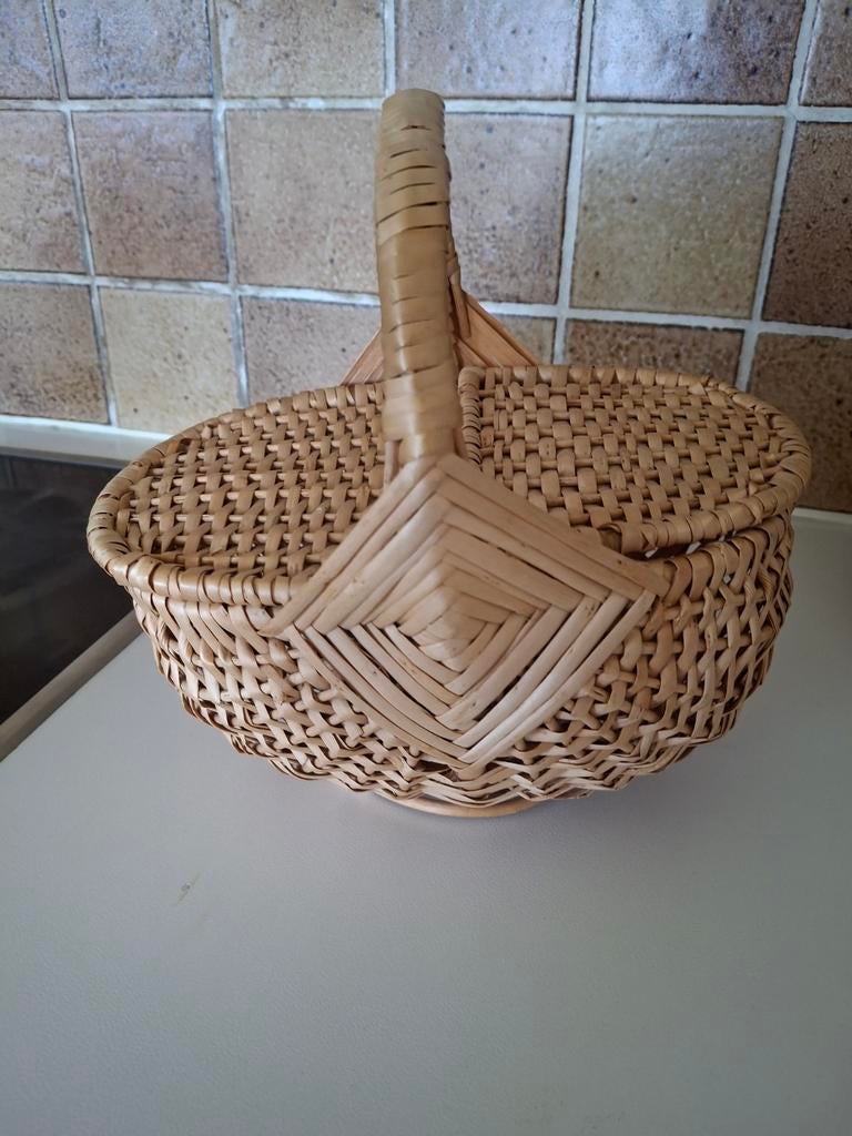 Mooi mandje met 2 kleppen en handvat, Huis en Inrichting, Woonaccessoires | Schalen en Manden, Gebruikt, Mand, Ophalen of Verzenden