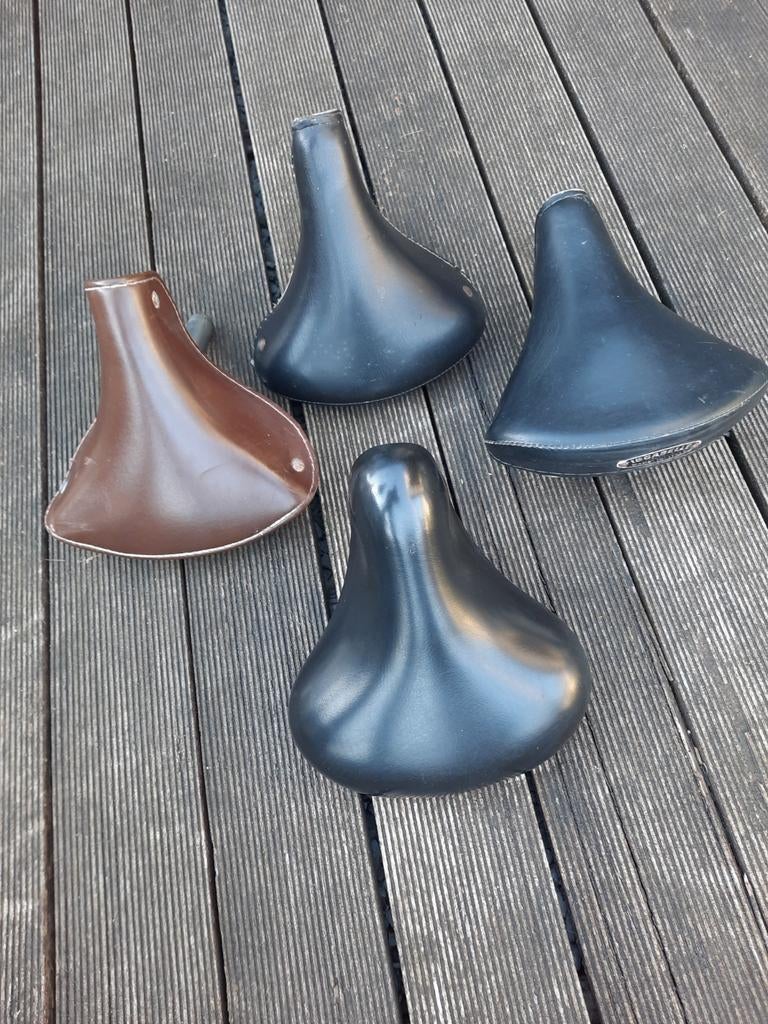 Oude fietszadels, Ophalen