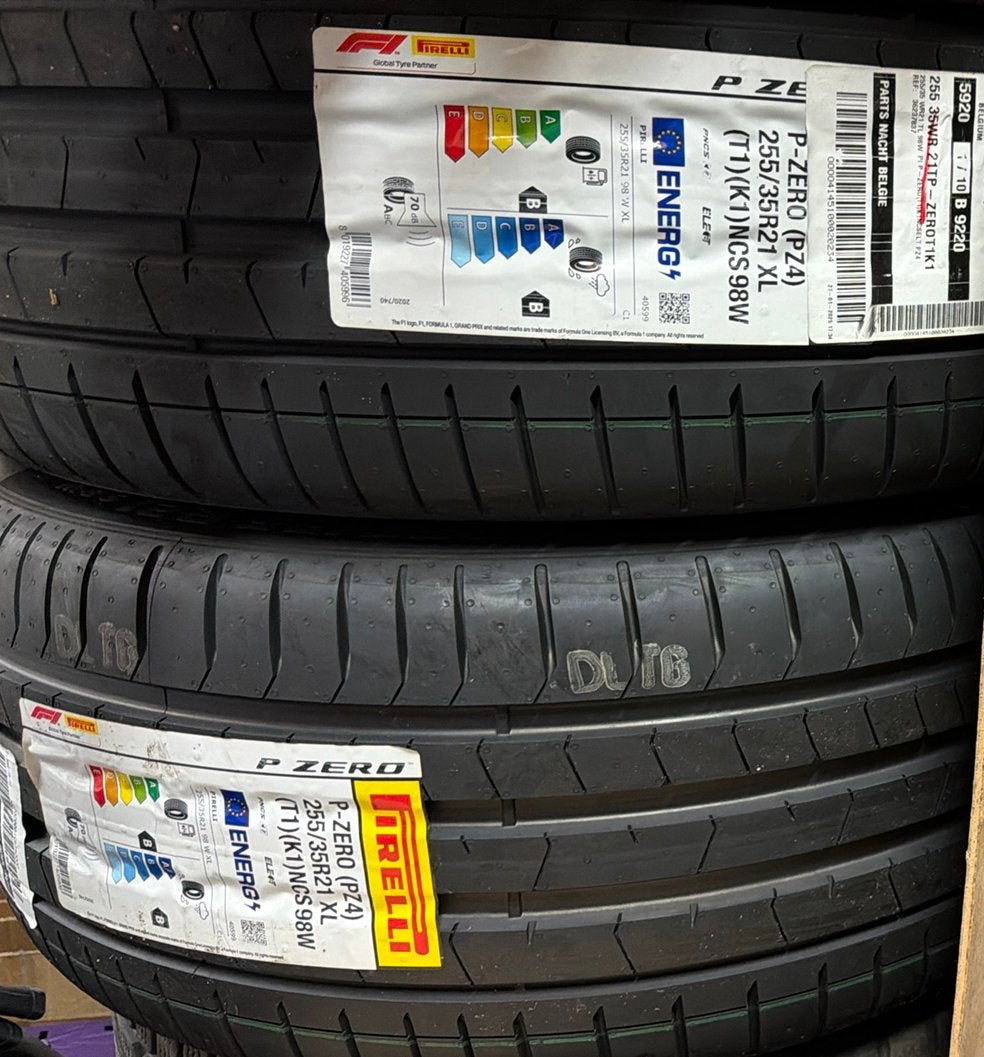 2 nieuwe banden Pirelli P-Zero (PZ4) 255/35R21 XL 98W, Autos : Pièces & Accessoires, Pneus & Jantes, Neuf, 255 mm, Véhicule de tourisme