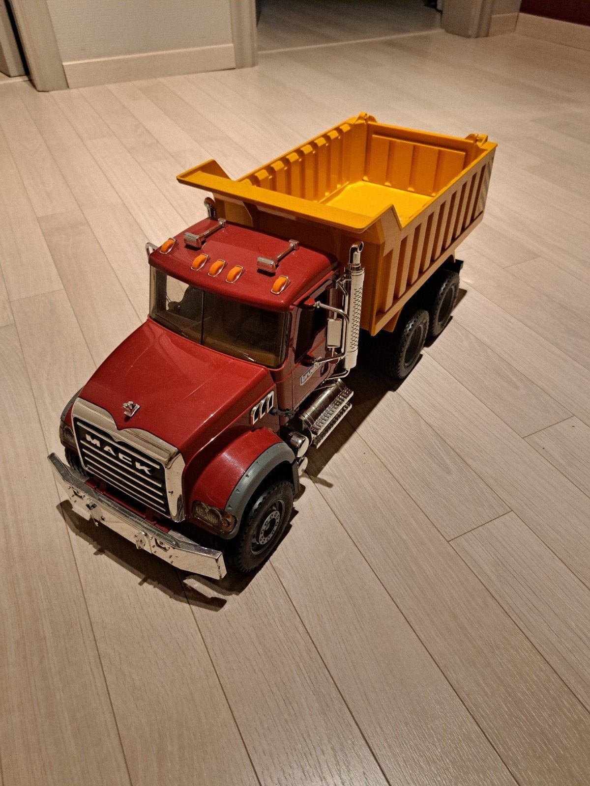 MACK kiepwagen - Bruder, Ophalen