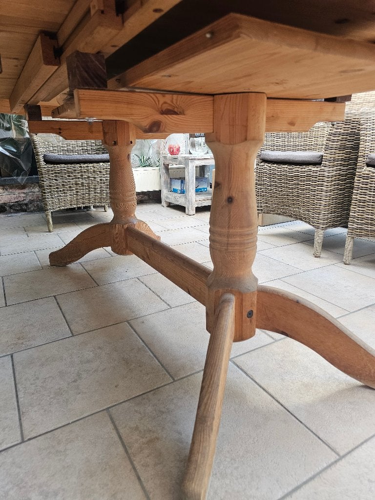 GRANDE TABLE PIN MASSIF ET CHAISES RÉSINE TRESSÉE, Maison & Meubles, Enlèvement, Comme neuf