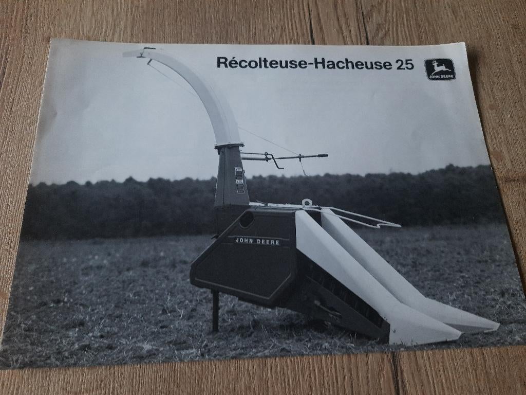 JOHN DEERE TRACTOR HAKSELAAR 25  PERS 330 FOLDER, Boeken, Ophalen of Verzenden