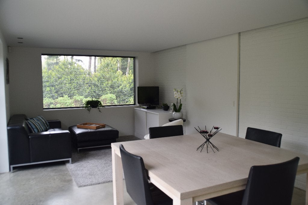 Zwart lederen salon met poef, tapijt en bloktafel, Huis en Inrichting, Ophalen, Gebruikt, Overige maten, 150 tot 200 cm