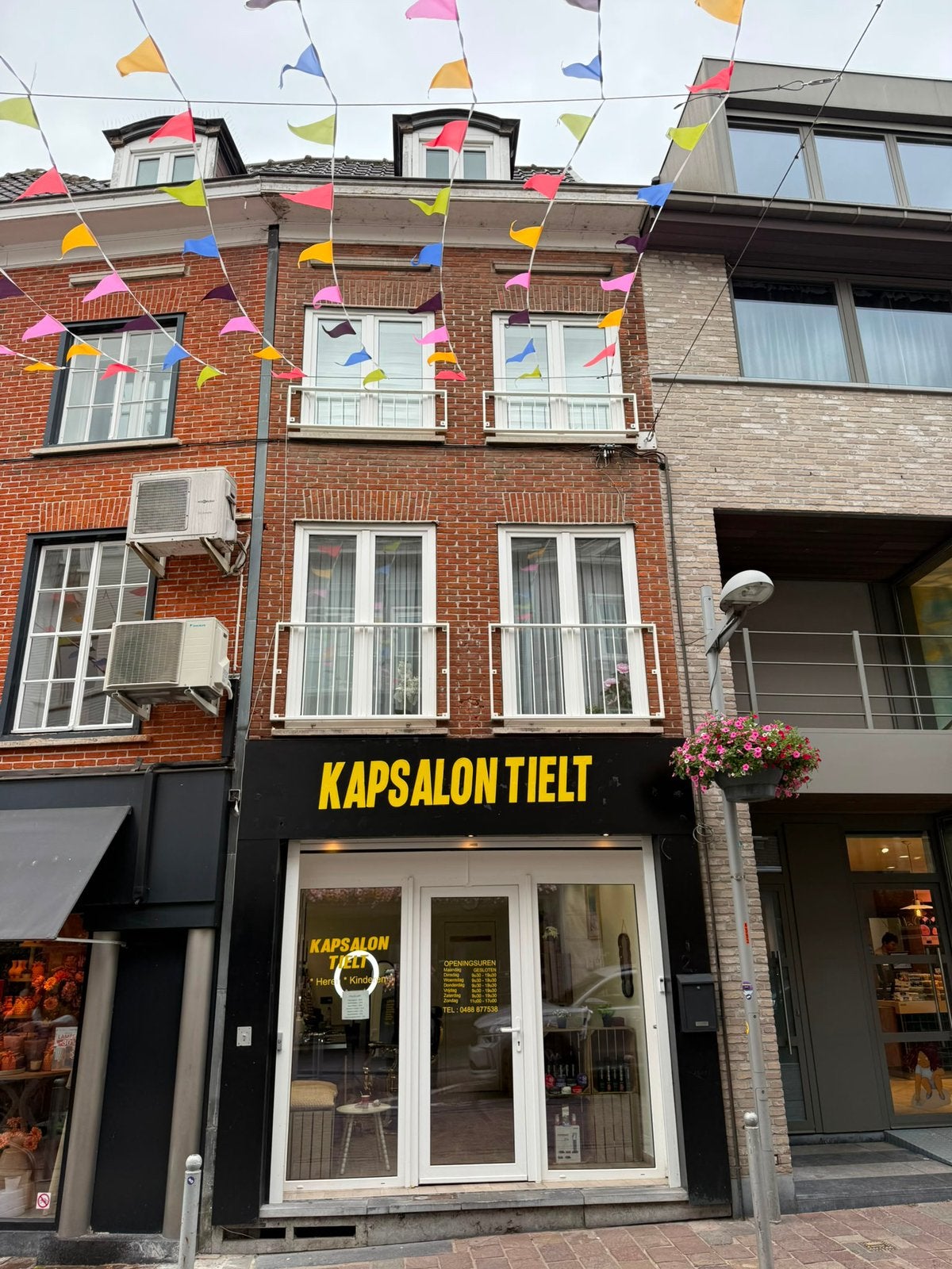 Maison commerce ensemble, Immo, Op zoek naar een appartement