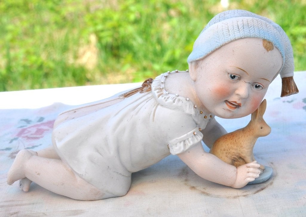 statue biscuit bebe a 4 pattes avec lapin, Antiek en Kunst, Ophalen of Verzenden