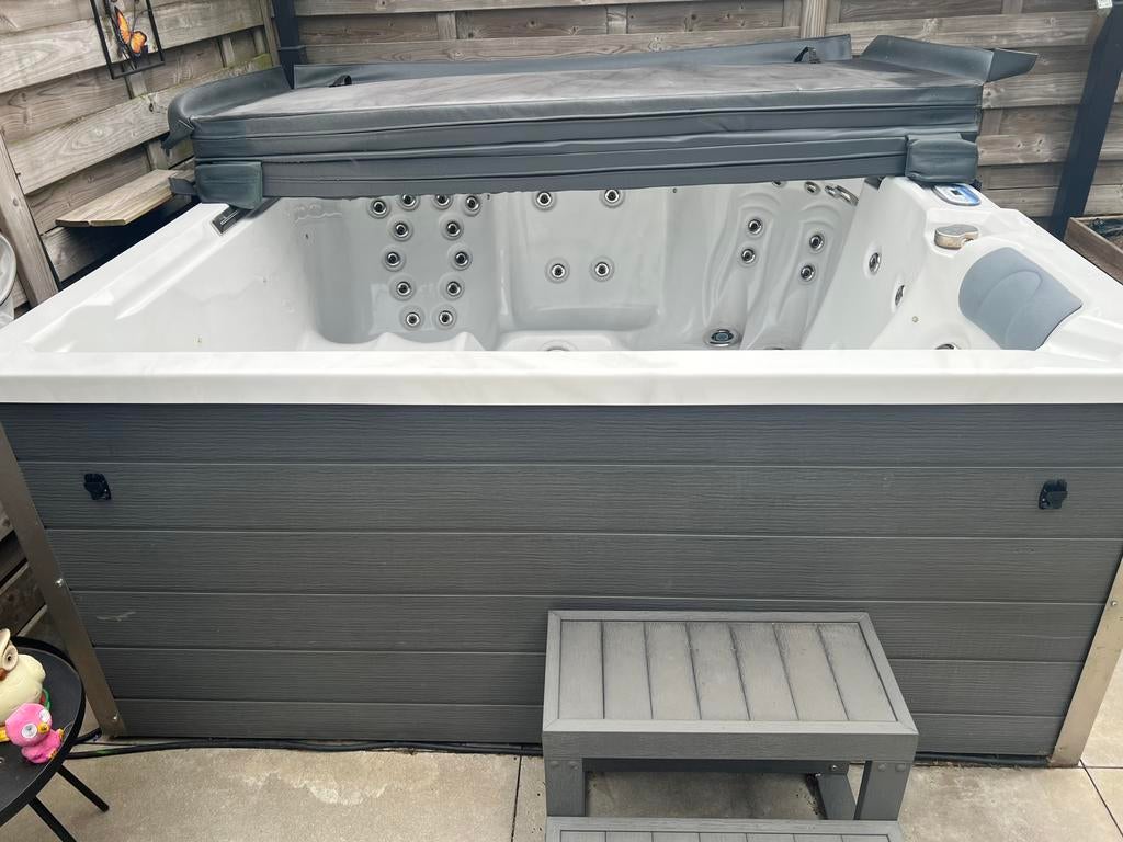 Jaquzzi, Tuin en Terras, Bubbelbaden en Hottubs, Ophalen, Gebruikt, Trap, Inbouw