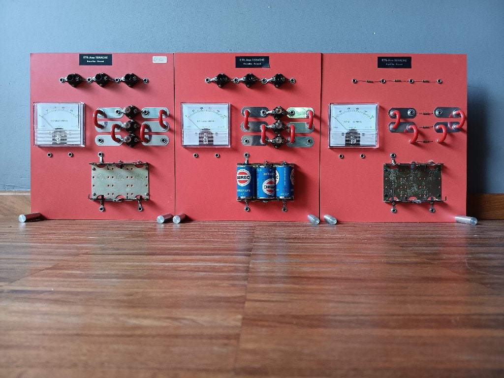 3 oude educatieve electriciteitspanelen (schoolmateriaal), Antiquités & Art, Antiquités | Outils & Instruments, Enlèvement ou Envoi