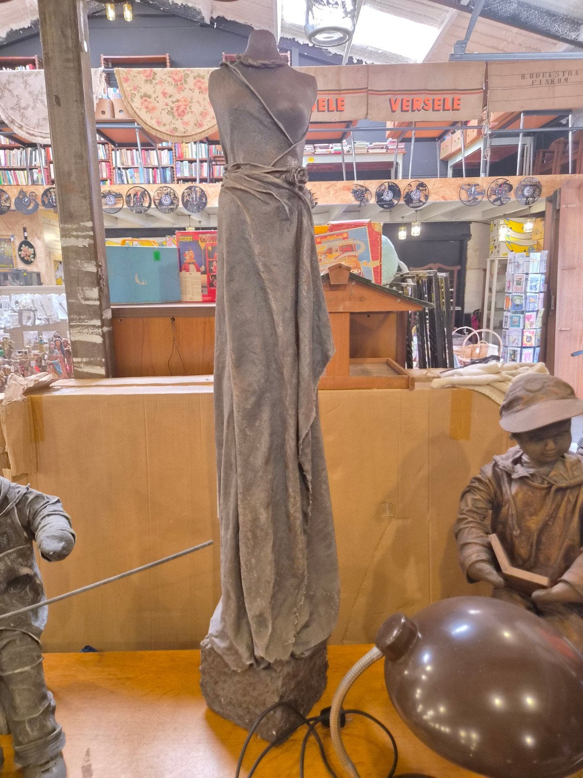 Groot decoratief sculptuur van elegante dame – 120 cm, Antiek en Kunst, Ophalen, Brons, Beeld