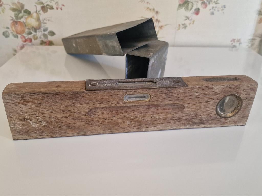 Ancien niveau de menuisier et sa boîte de chantier, Antiquités & Art, Antiquités | Outils & Instruments