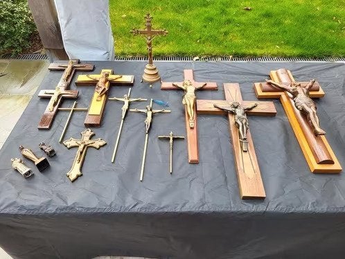 Lot 12 kruisbeelden + 3 heiligen beeldjes, Antiek en Kunst, Ophalen of Verzenden