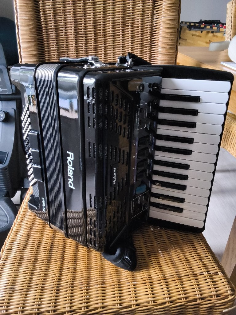 Roland accordion, Musique & Instruments, Accordéons, Autres marques, Comme neuf, Enlèvement, Avec bretelles