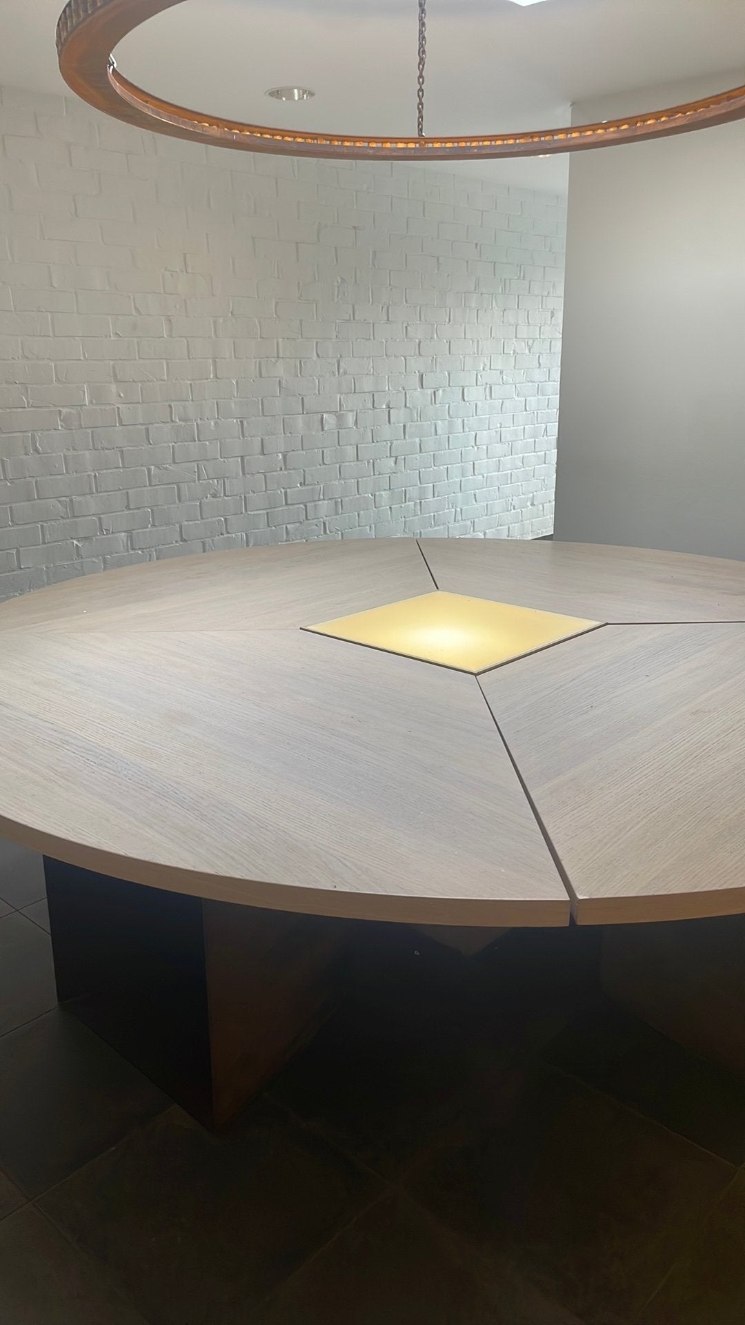Grote ronde tafel met verlicht middenpunt en luster, Ophalen, Rond, 200 cm of meer, Zo goed als nieuw