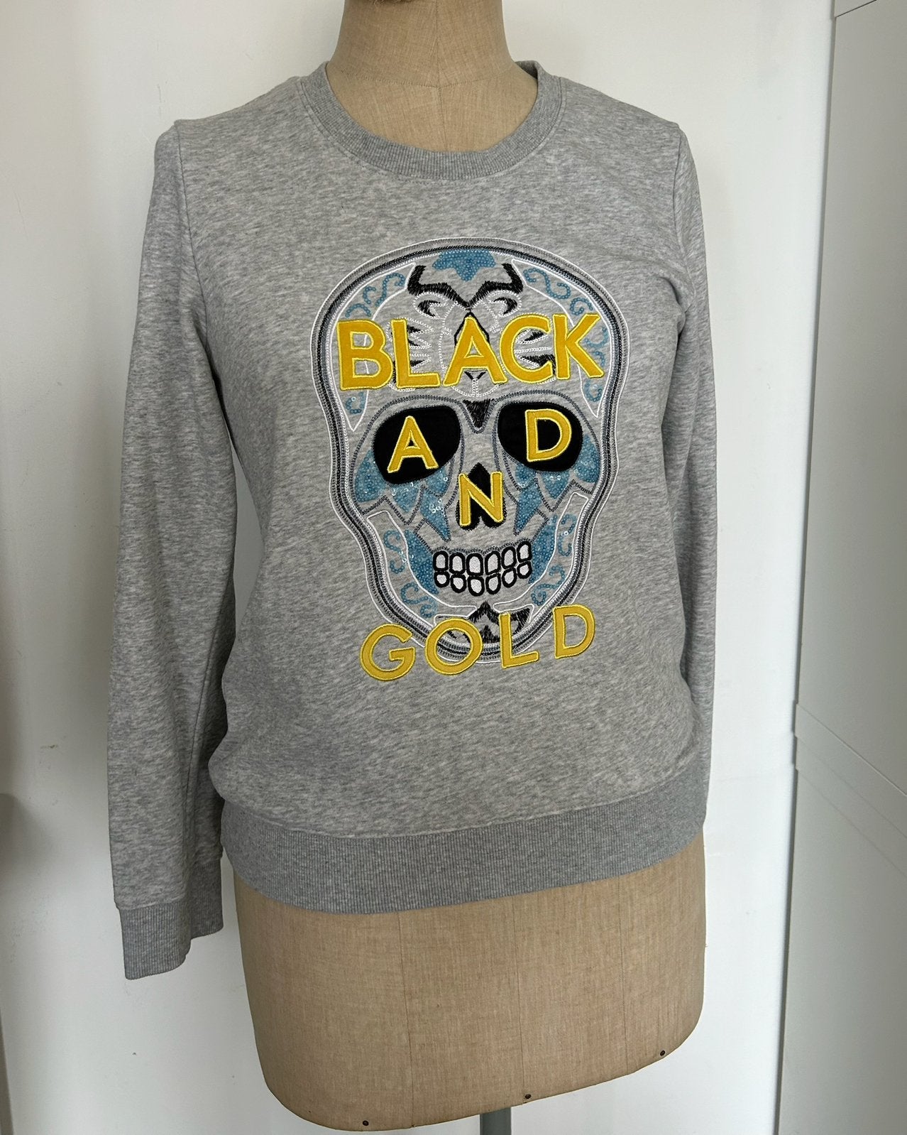 Black and Gold sweater met skullprint maat Medium, Kleding | Dames, Ophalen of Verzenden, Zo goed als nieuw, Maat 38/40 (M), Grijs