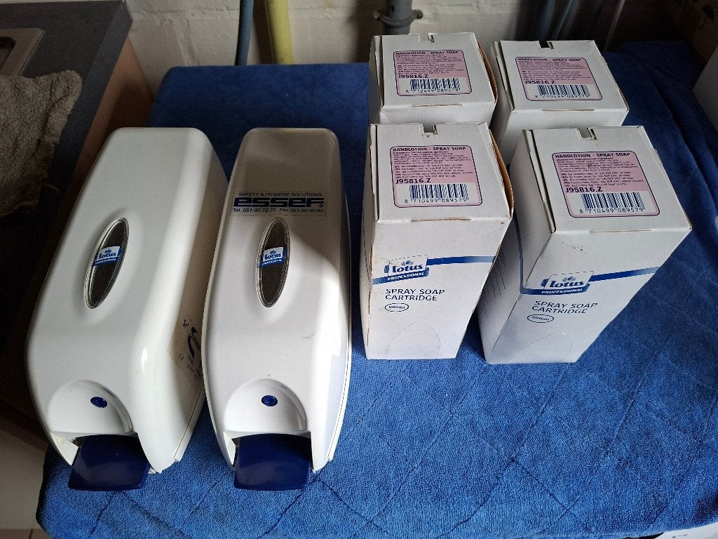 Lotus zeep dispenser + Lotus 4 x zeepvulling, Ophalen, Nieuw in verpakking, Wandsysteem