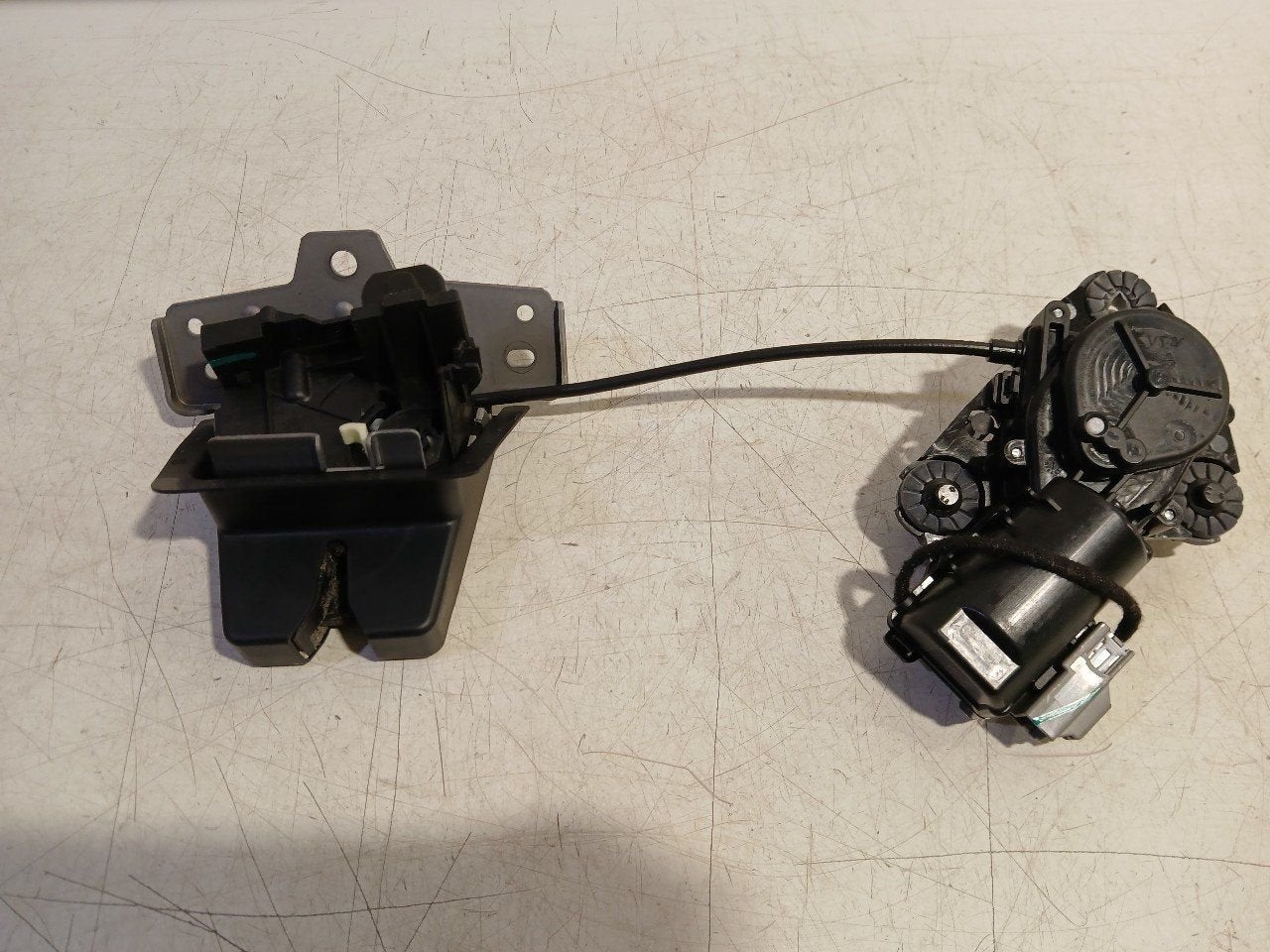 Slot mechaniek kofferdeksel achterklep elektrisch Lynk & Co, Onderdelen@venauto.nl, Van der Ven Autorecycling B.V., Ettenseweg 76, 4706 PB Roosendaal, The Netherlands