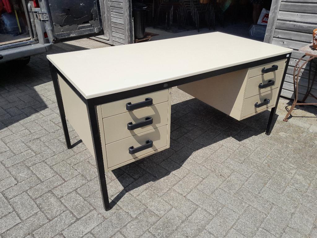 Vintage degelijke en stevige metalen bureau , werktafel, Vintage, Ophalen