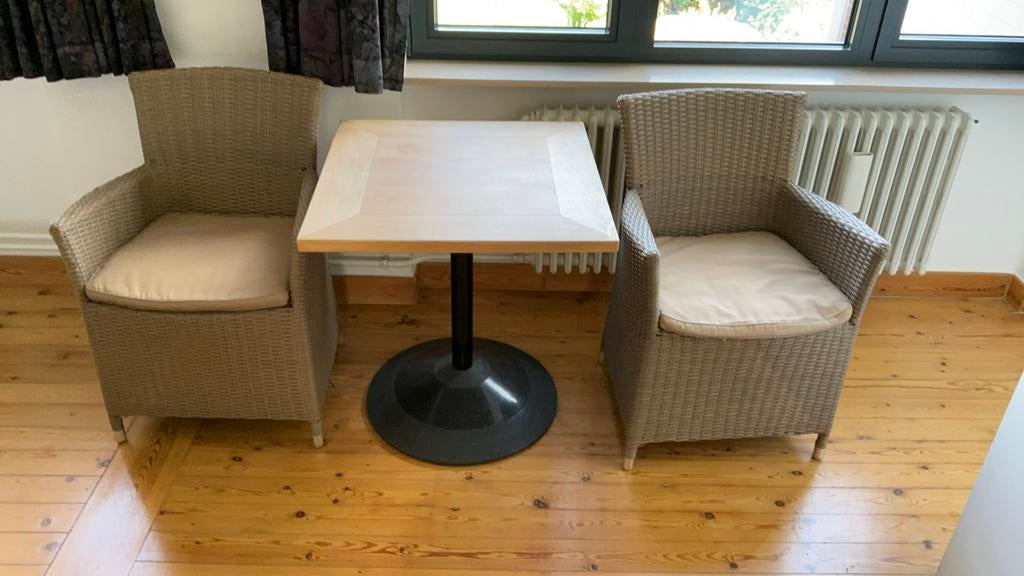 Tafel en 2 zeteltjes, Ophalen