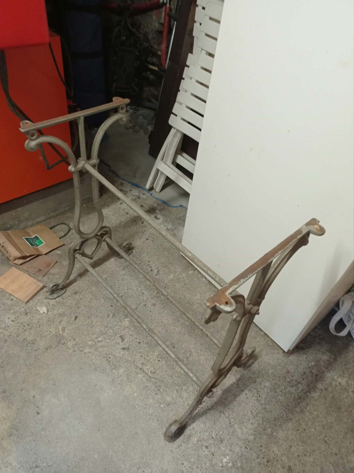 Pied de table en fonte, Enlèvement
