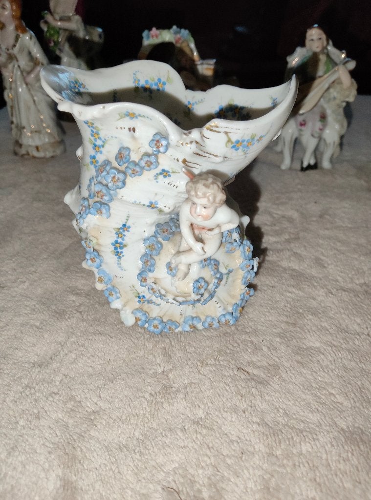 Petite figurine vase ancienne angelot relief style Saxe, Antiquités & Art, Antiquités | Porcelaine, Enlèvement ou Envoi