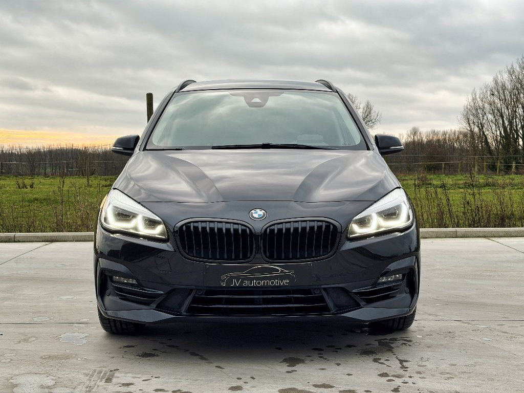 BMW 216i Gran tourer - 2022 - 130.840km, Auto's, Dealer onderhouden, Monovolume, Leder en Stof, Zwart