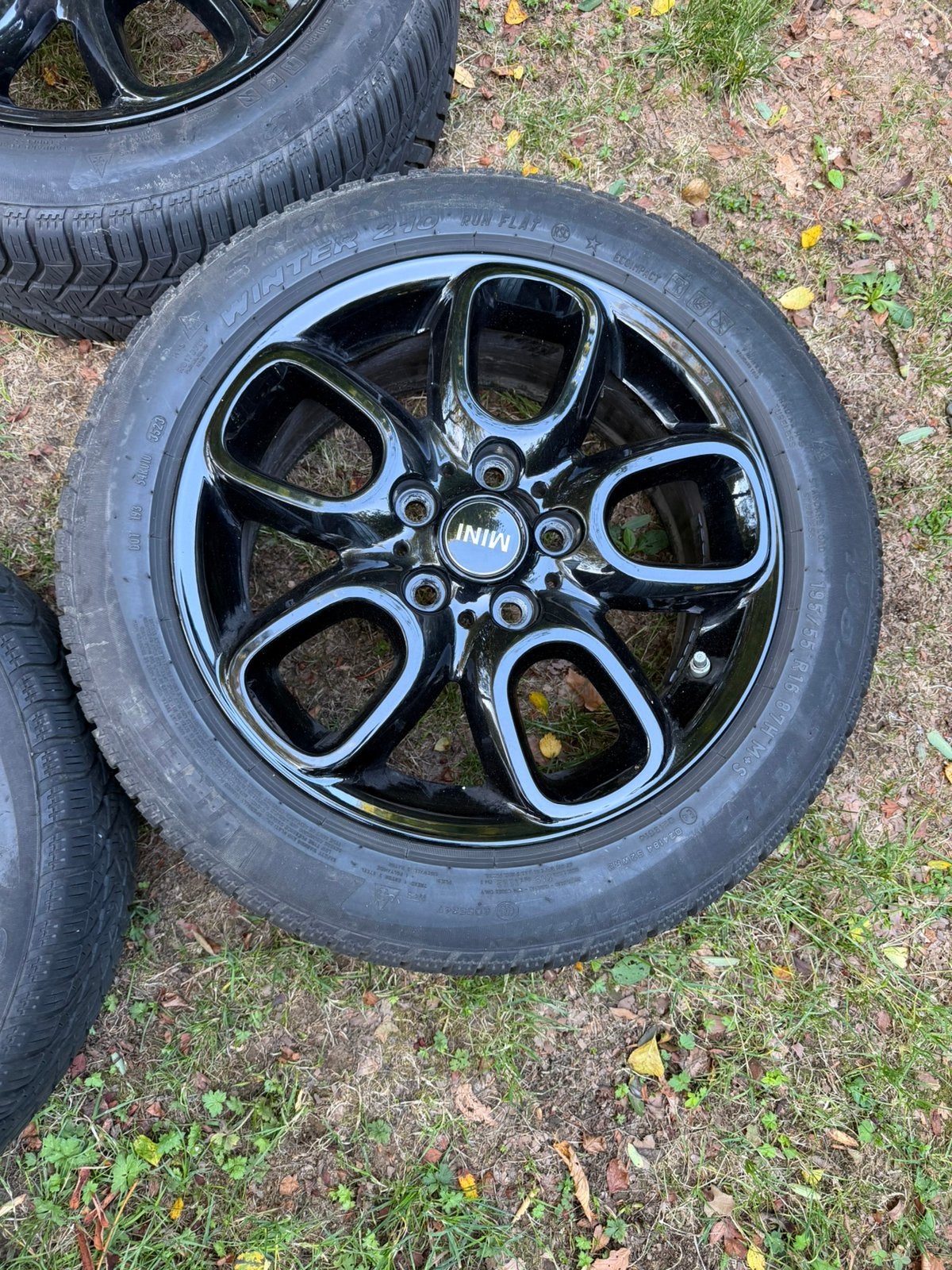 4 jantes origine mini en 16+pneus hiver Pirelli 195-55-16, Autos : Pièces & Accessoires, Pneus & Jantes, Pneus hiver, 16 pouces