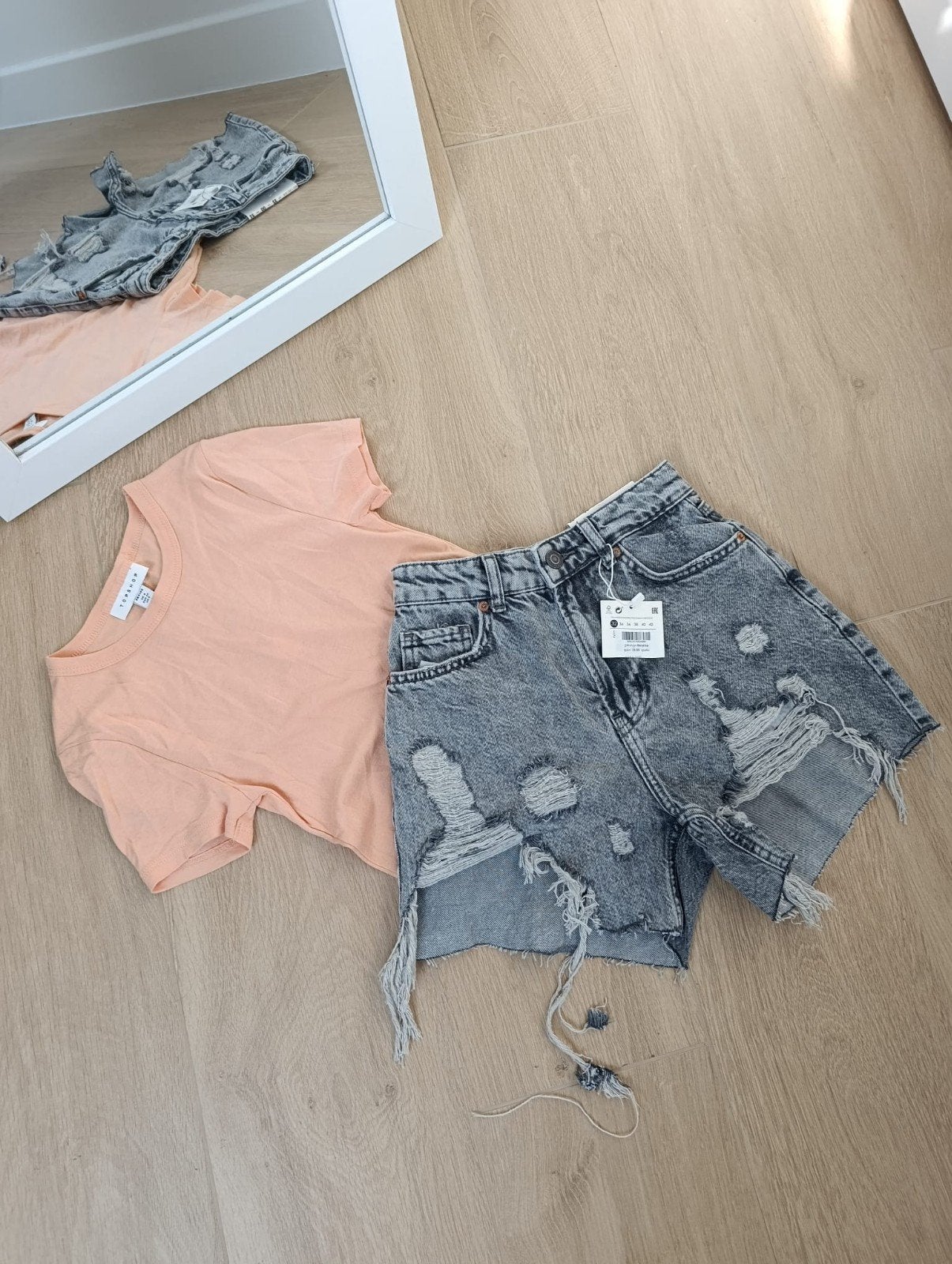 Topshop T-shirt en Bershka-jeans 2 maat 32, Kleding | Dames, T-shirts, Ophalen of Verzenden