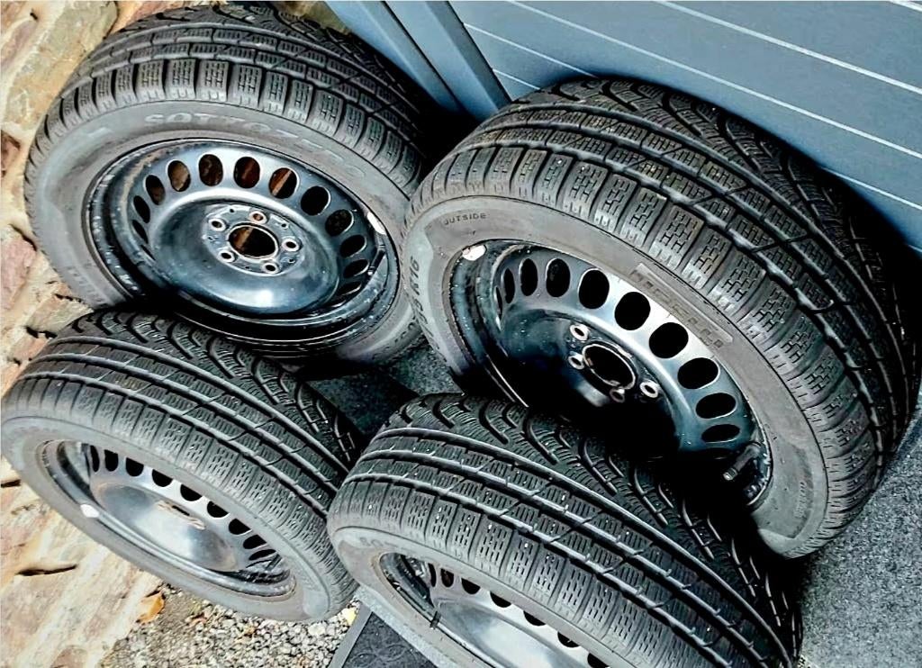 Jantes et pneus hiver 205/55-16 originales Mercedes, Auto-onderdelen, Banden en Velgen, Ophalen, Gebruikt, 16 inch, Banden en Velgen