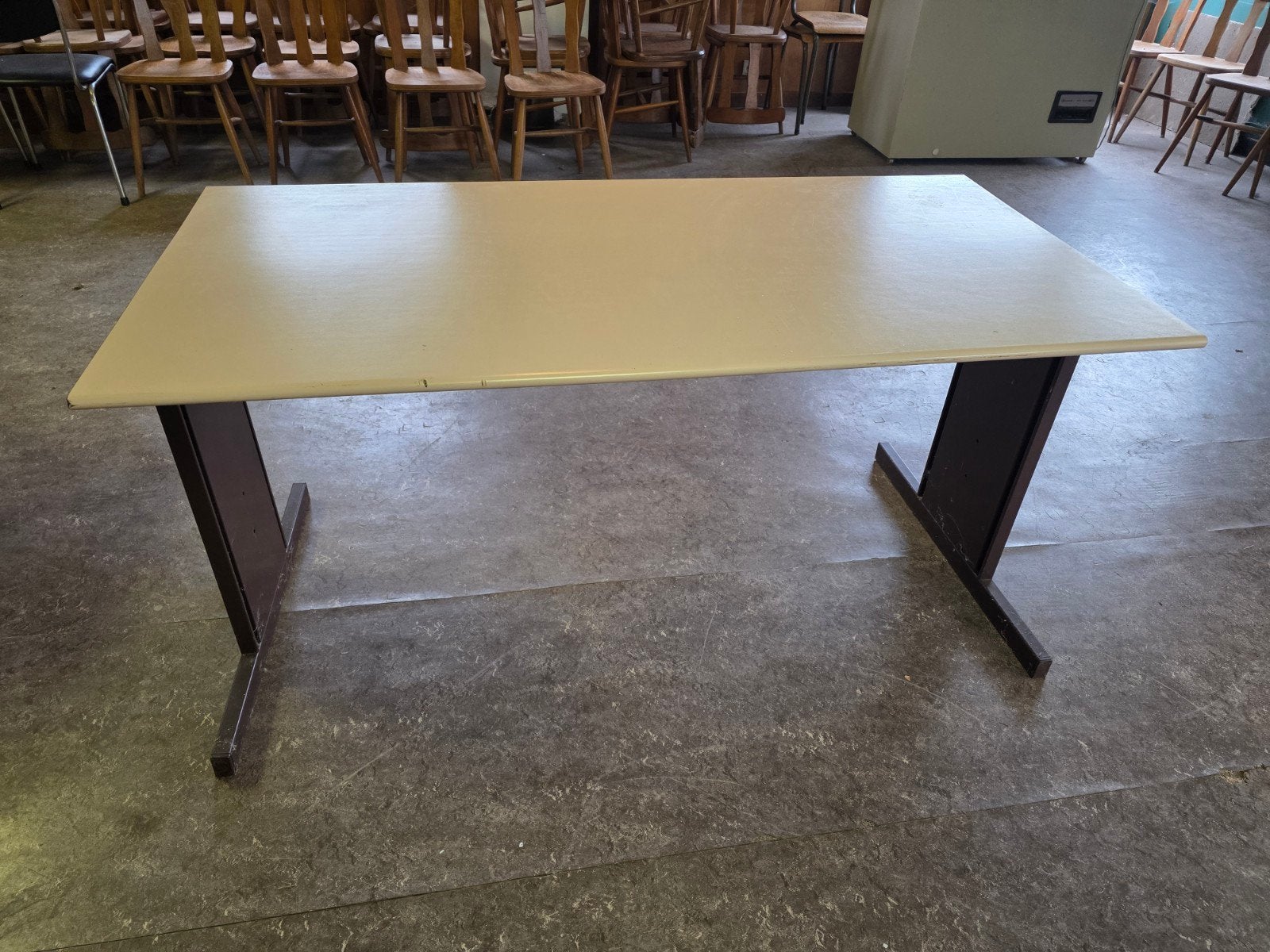 ​Grand bureau ou table de travail robuste, Maison & Meubles, 150 cm, Enlèvement, Utilisé, 75 cm