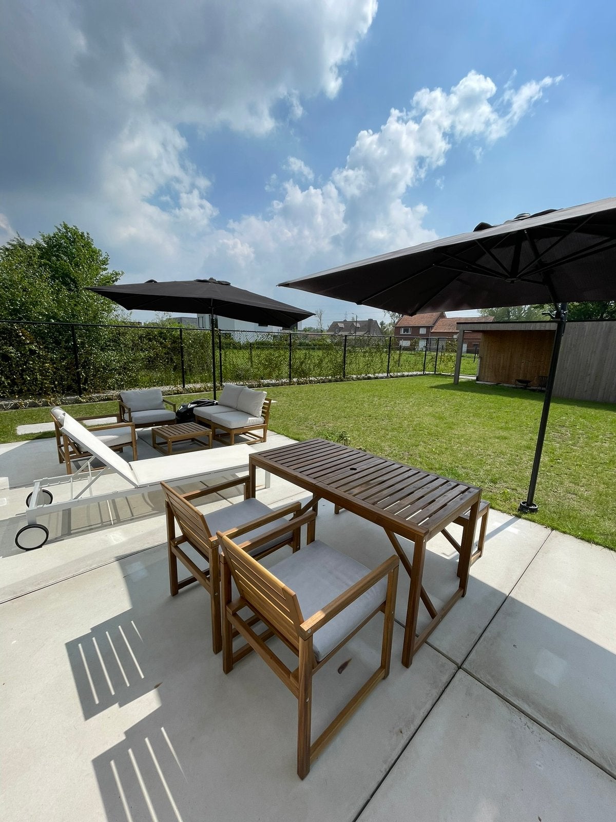 Houten tuinset met witte kussens – loungeset & eettafel, Tuin en Terras, Ophalen, Eettafel, Zo goed als nieuw, Loungeset