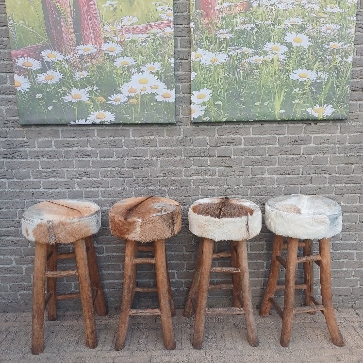 4 ronde houten barkrukken met koeienhuid, Huis en Inrichting, Ophalen