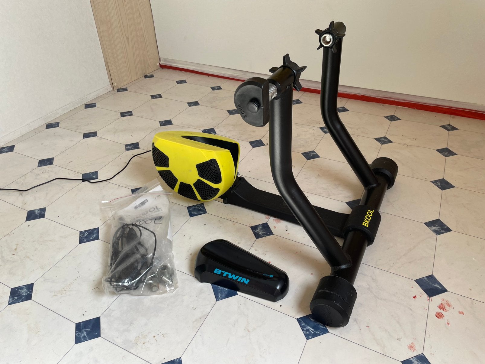 Entraîneur de vélo/vélo à roulettes BKOOL Smart Pro 2, Enlèvement ou Envoi, Comme neuf, Autres types