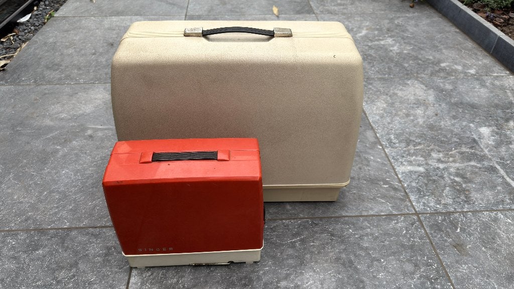 Set van 2 vintage naaimachines – Singer & Electa, Hobby en Vrije tijd, Ophalen, Gebruikt, Naaimachine, Singer
