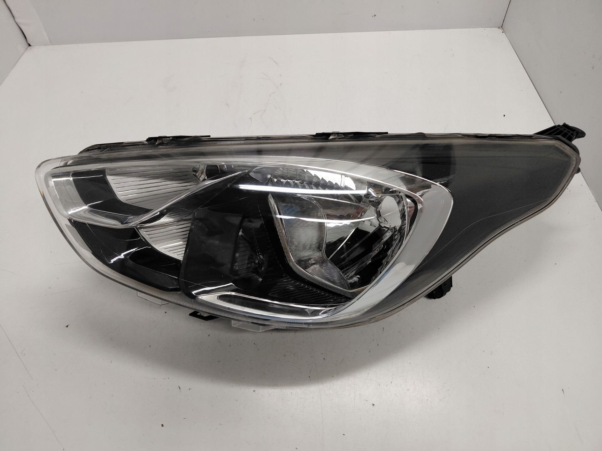 Phare gauche Ford Ka + Plus J7BB-13W030-BJ, Info@ford.com, Ford Motor Company, American Road 1
48126  Dearborn, Ford