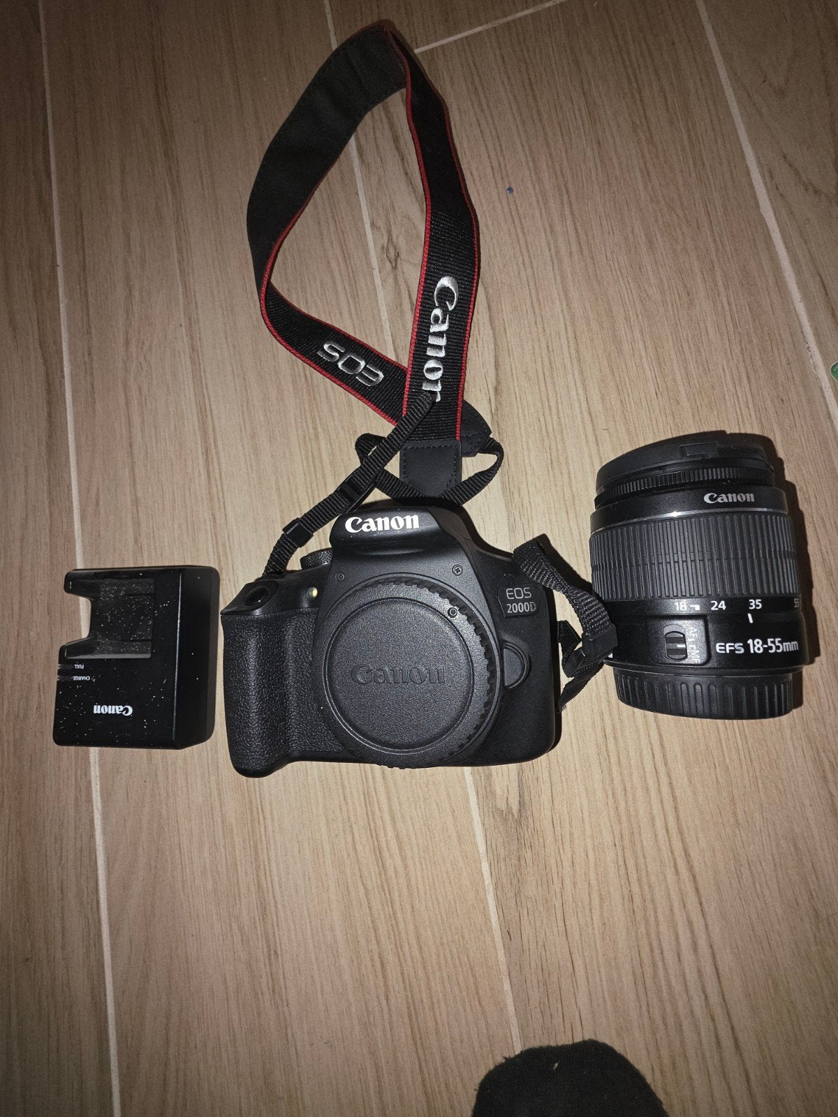 Canon EOS 2000D + objectif [18-55 mm] + étui pour appareil p, Enlèvement, Comme neuf, Batterie, Canon