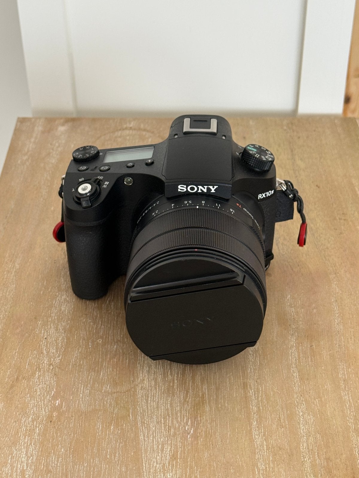 Sony RX10 IV + sac à dos Case Logic + accessoires, TV, Hi-fi & Vidéo, Enlèvement ou Envoi, Comme neuf, Batterie, Sony