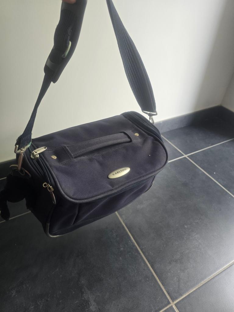 ​️ Te koop: Compacte Carlton Schoudertas / Reistas (Donker, Handtassen en Accessoires, Tassen | Reistassen en Weekendtassen, Ophalen