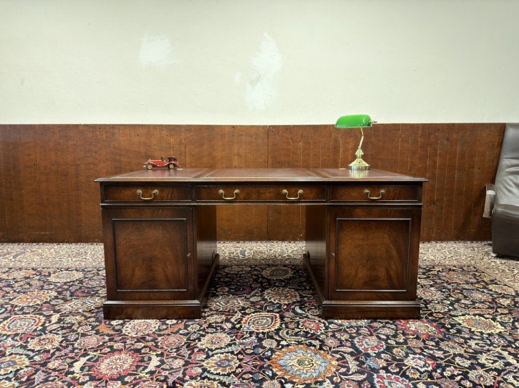 Klassiek Engels Chesterfield Bureau, Antiek en Kunst, Ophalen of Verzenden