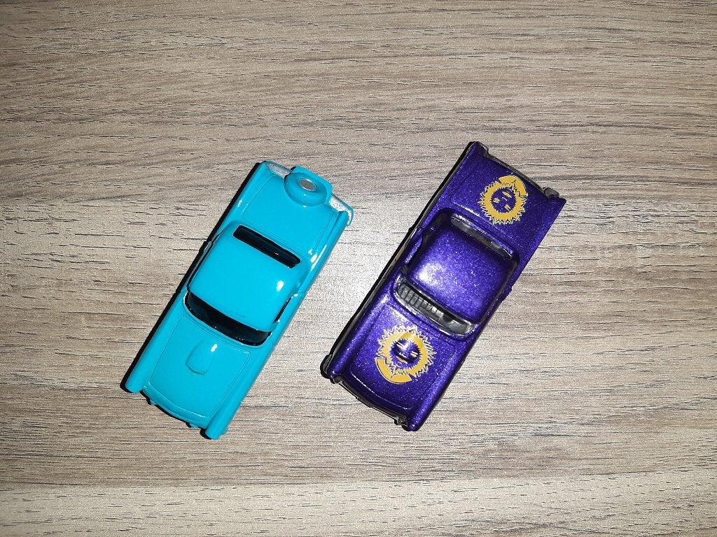 2x Ford Thunderbird 1957 Majorette/Maisto, Enlèvement ou Envoi, Utilisé, Voiture