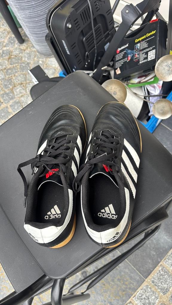 Adidas zaal voetbalschoenen 41,5, Ophalen, Zo goed als nieuw