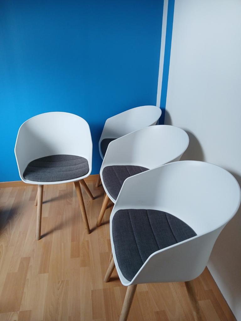 4 witte kuipstoelen met grijze kussens (vast), Huis en Inrichting, Stoelen, Ophalen