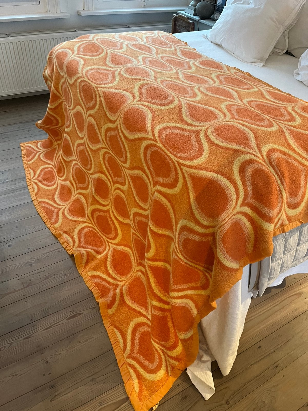 FANTASTISCHE DEKEN WOONDEKEN ORANJE GEEL PSYCHEDELISCH BED, Enlèvement ou Envoi, Couverture décorative, Laine, Utilisé