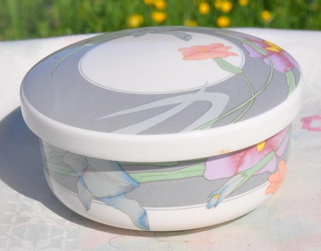 bonbonnière en faïence décor fleur moderne, Enlèvement ou Envoi